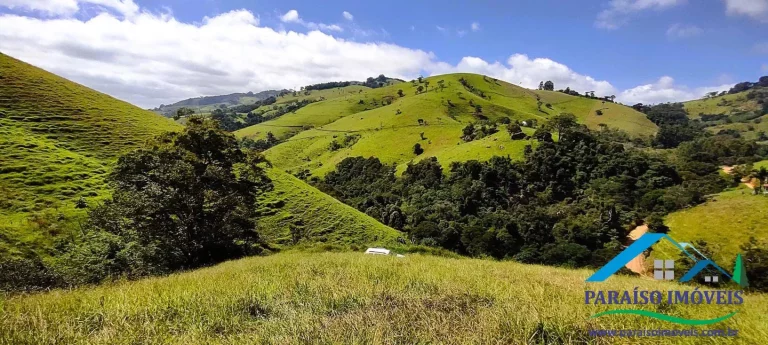 Imagem Invista em Tranquilidade: Terreno com Cachoeira e Vista Incrível!