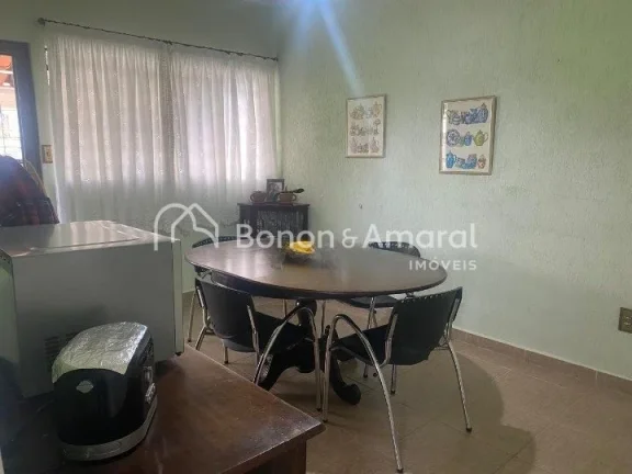 Imagem Imóvel versátil, com construção sólida, ideal para residência ou comércio. 
A casa possui uma...