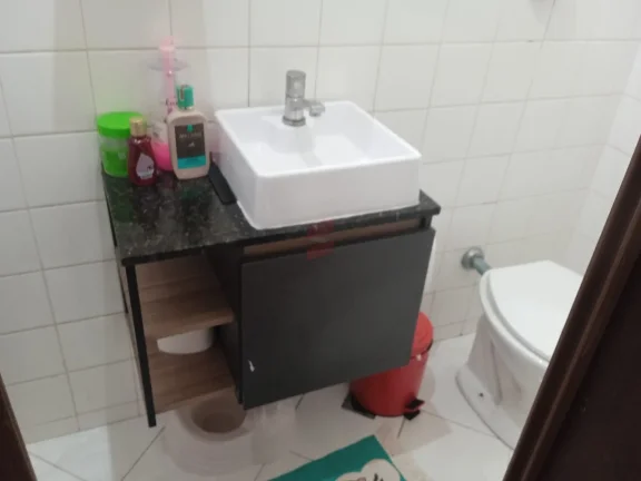 Imagem Sobrado Averbado à Venda no Centro de Pinhais – Rua Santa FéSobrado averbado localizado no Centro de Pinhais, em excelente região, próximo a comércios, escolas e serviços.Características do imóvel:4 dormitórios, sendo 1 suíteBanheiro socialLavaboSala de e