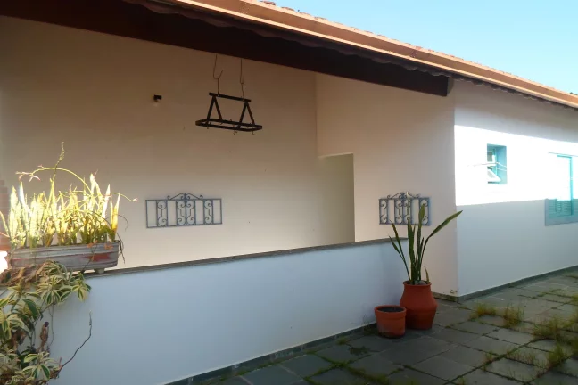 Imagem Casa com edícula a 200m da praia à venda em Peruíbe.