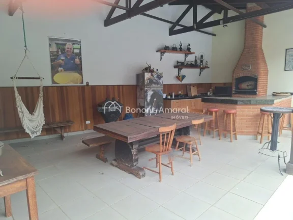 Imagem Belo sobrado em estilo colonial localizado em rua tranquila no Loteamento Caminhos de San Conrado. N...
