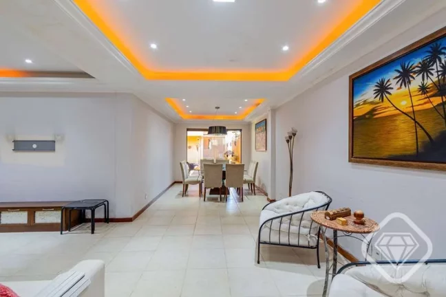 Imagem Casa ampla na Tristeza com terreno generoso e duas construções independentes.

Esta propriedade of...
