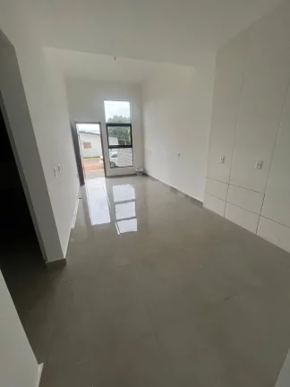 Imagem Casa de 2 quartos com amplo espaço de pátio em excelente localização do Bairro Oeste- Sapiranga