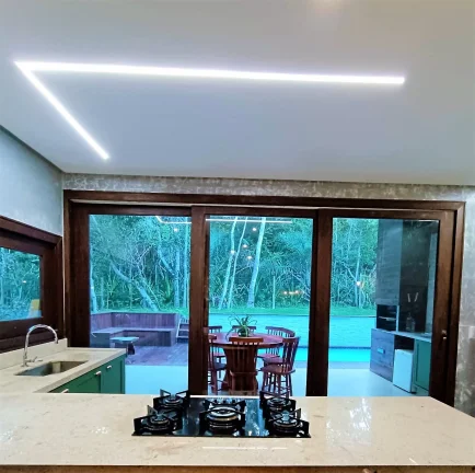 Imagem Casa em Condomínio para aluguel em Praia do Forte, Bahia - Açu da Torre - Com Piscina e Quadra Poliesportiva