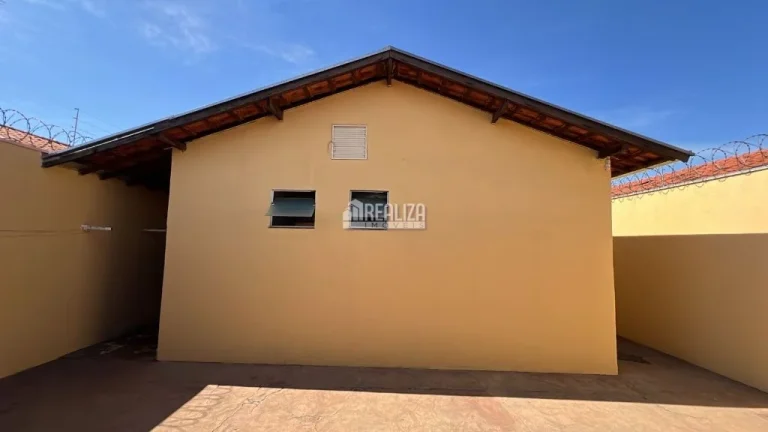 Imagem Casa à venda no bairro Jardim Espanha, Uberaba - 3 dormitórios, 2 banheiros e área de lazer!