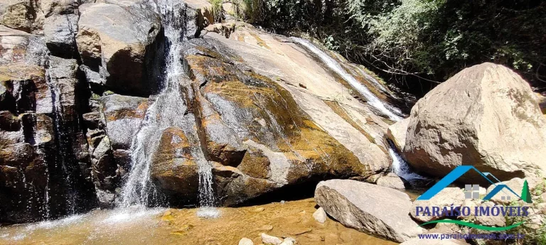 Imagem Invista em Tranquilidade: Terreno com Cachoeira e Vista Incrível!