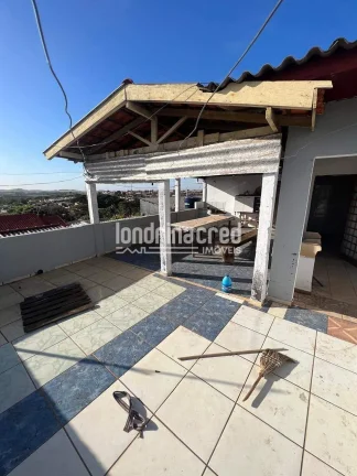 Imagem Casa ampla de 2 pisos, pronta para morar e escriturada! 4 quartos, 3 banheiros, área com vista para Londrina e dependência para reformas. Garagem inclusa!