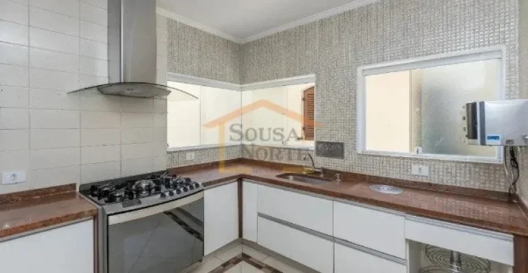 Imagem Sobrado 3 dormitórios, sendo 1 suíte, sala 2 ambientes, cozinha e dormitórios com armários, ampl...