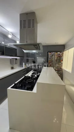 Imagem Casa, Bairro - Dom Tomaz 3 quartos sendo dois suítes, uma com closet e banheira