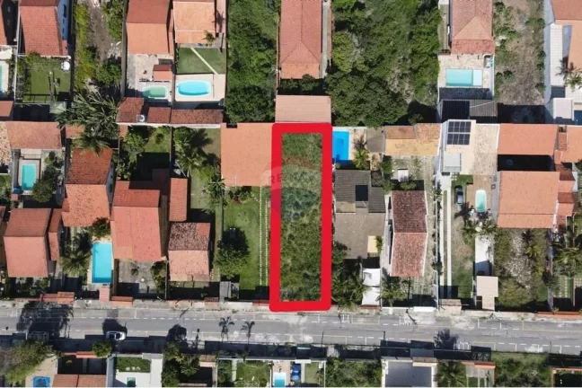 Imagem Terreno plano e murado perto da praia.