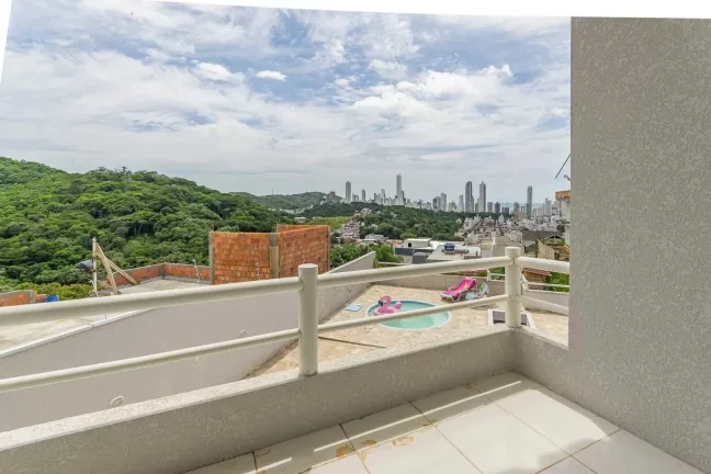 Imagem Casa com 4 dormitórios sendo 2 suítes e 2 vagas de garagem no Bairro Nações em Balneário Camboriú