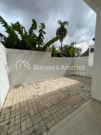 Imagem Casa em condomínio para locação - com 3 quartos sendo uma suíte. O imóvel conta com sala para 2...