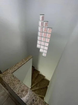 Imagem Sobrado com 270 m² 4 Dormitorios sendo 2 Suietes e 3 vagas de Garagens