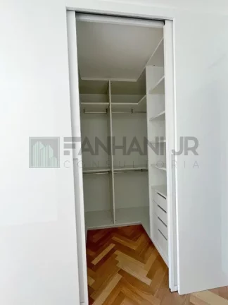 Imagem Luxuoso apartamento de 3 suítes no coração do Jardim Paulista, São Paulo - 226m², 3 salas, 5 banheiros e 4 vagas de garagem.