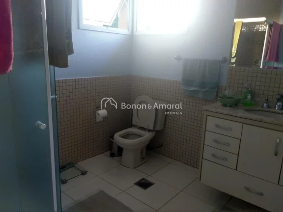 Imagem Aconchegante, moderna e muito bem localizada, esta residência oferece conforto e privacidade, com 4...