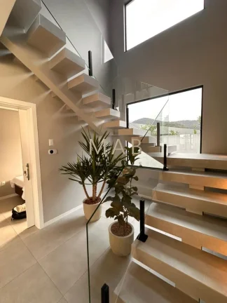 Imagem Te convido para conhecer seu mais novo lar!! Casa com 4 dormitórios sendo 1 suíte, SEMIMOBILIADA, para Venda no Bairro Rio Vermelho em Florianópolis!