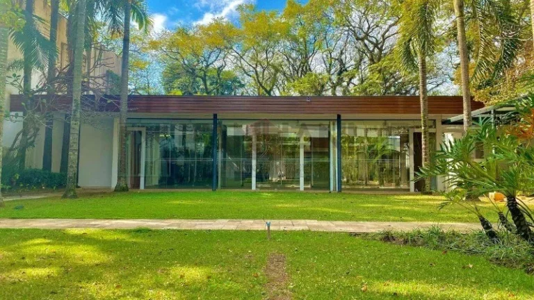 Imagem Localizado em uma das regiões mais nobres de São Paulo, este incrível imóvel está situado junto ao parque do Ibirapuera e oferece nada menos que 986 m
