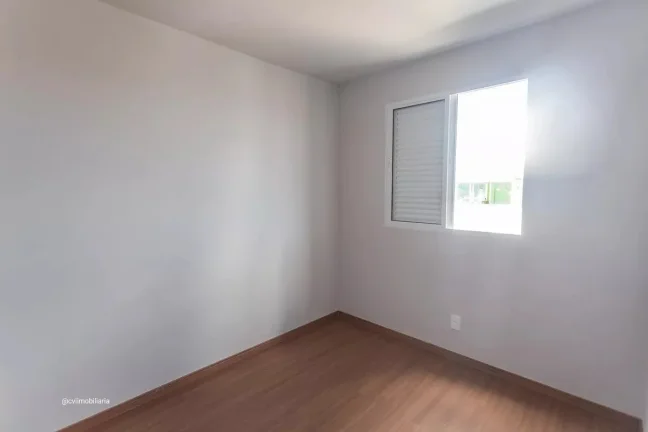 Imagem Imóvel aconchegante à venda com 3 quartos, sendo 1 suíte, e 2 banheiros no total. O condomínio f...