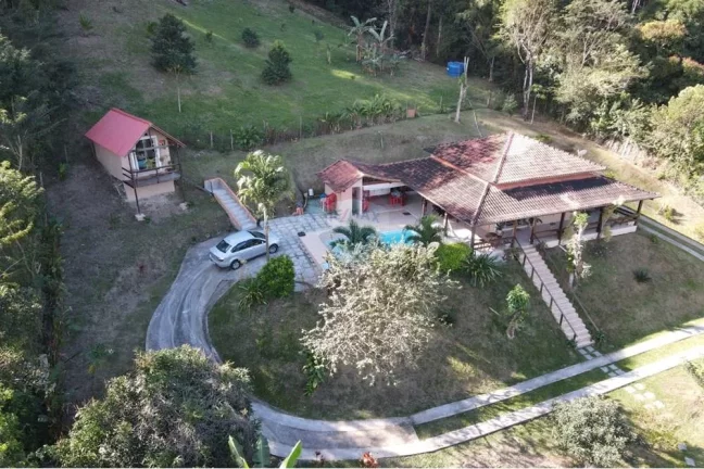 Imagem Sítio com três dormitórios e piscina em Saquarema.