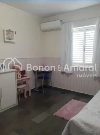 Imagem Casa incrível com acabamento de alta qualidade, situada em uma localização privilegiada. Conta co...