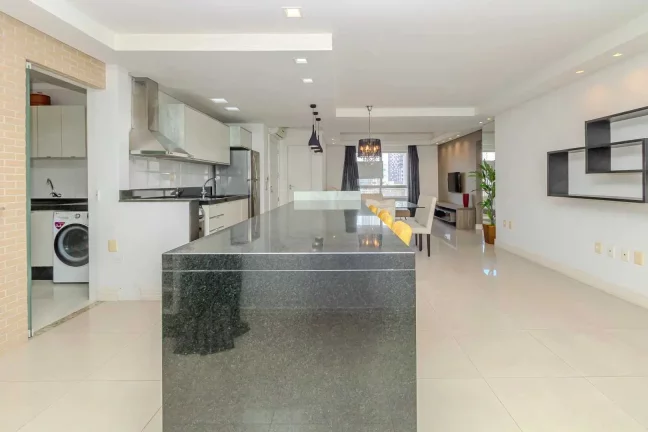 Imagem Apartamento mobiliado de 3 suítes sendo 2 demi e 2 vagas de garagem no Centro de Balneário Camboriú