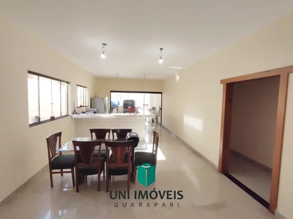 Imagem Linda e ampla casa à venda em Nova Guarapari, 10 minutos a pé da Praia de Peracanga e Bacutia.