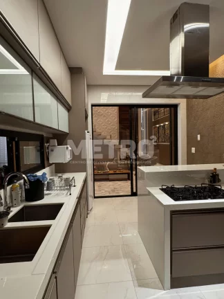 Imagem Casa com 4 quartos, sendo todos suítes, 01 com closet, piscina no Alphaville