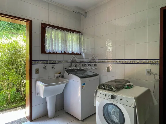 Imagem Casa à venda em Campos do Jordão - Com 4 dormitórios próximo ao Capivari