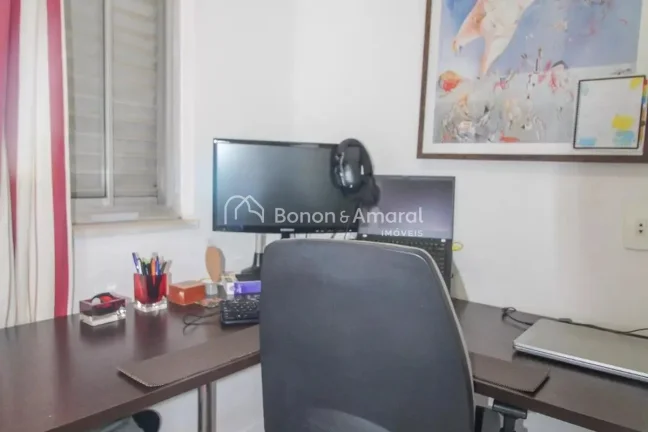 Imagem Imóvel amplo à venda no Cambuí, com 3 quartos e 2 banheiros. Apartamento reformado e muito bem lo...