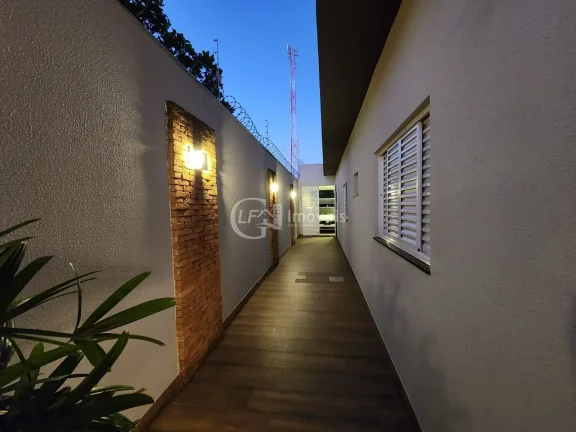 Imagem Casa à venda em Campo Grande-MS, bairro Amambaí: 3 quartos, 2 suítes, 3 salas, 2 banheiros, 3 vagas de garagem, 260m² de área.