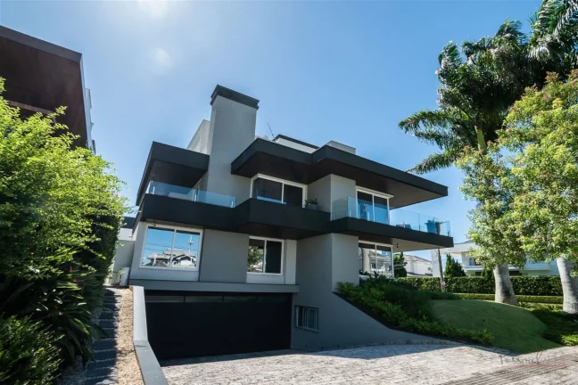Imagem Magnífica casa em Jurerê Internacional a apenas 100m do mar. Casa localizada em exelente terreno d...