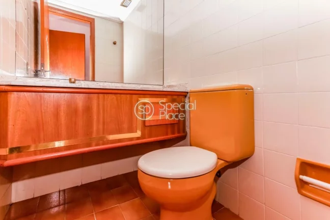 Imagem Apto rico em iluminação natural e repleto de janelas grandes. Vista eterna e para as arvores e o m...