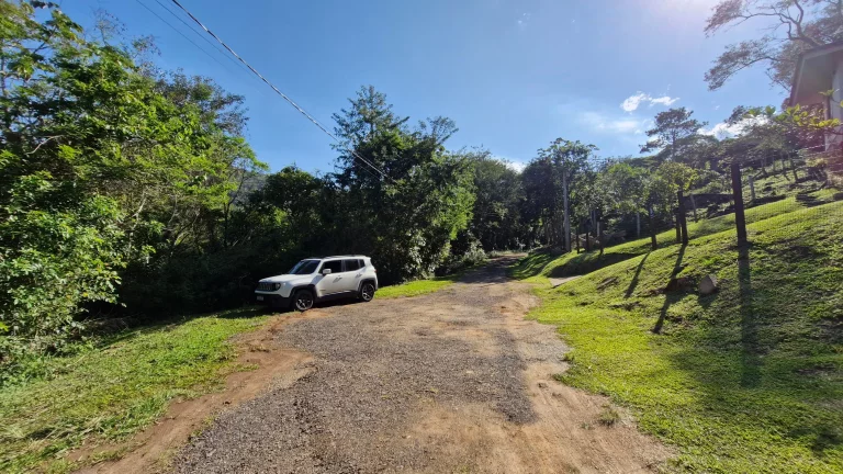 Imagem Terreno à venda no Siriú, Garopaba (SC), com 700m², leve declive e vista para o mar. A apenas 2km da praia, com água, luz e possibilidade de regulariz