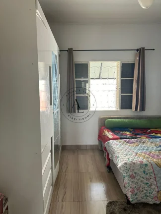 Imagem Charmosa Casa com 2 Quartos, Edícula e Amplo Quintal - Ambientes Frescos e Arejados