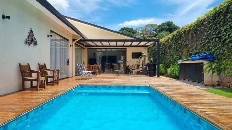 Imagem TÉRREA, 3 suítes, piscina, em rua fechada no Miolo da Granja!