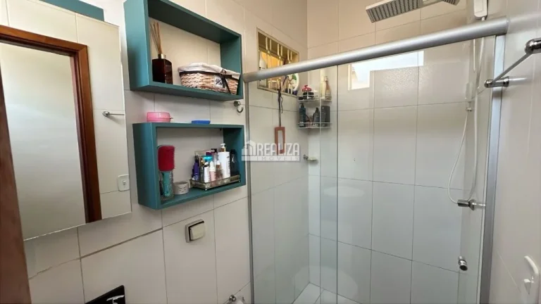 Imagem Casa à venda no bairro Jardim Espanha, Uberaba - 3 dormitórios, 2 banheiros e área de lazer!