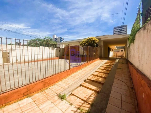 Imagem Casa térrea à venda com 12 quitinetes no fundo.