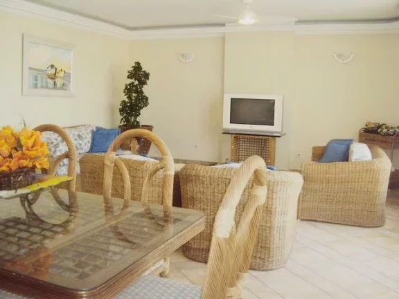 Imagem PITANGUEIRAS- NA QUADRA DA PRAIA , LOCALIZAÇÃO PRIVILEGIADA , GARAGEM NO PRÉDIO.