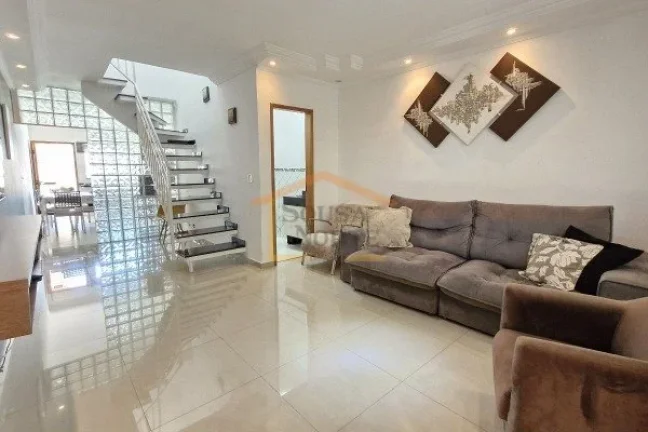 Imagem Sobrado residencial com 92m². O imóvel possui sala bem iluminada, cozinha com armários planejados...