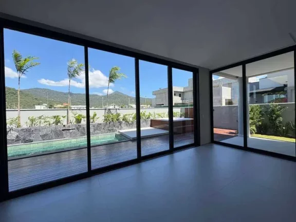 Imagem Casa alto padrão em condomínio com 4 suítes e 4 vagas de garagem em Camboriú/SC