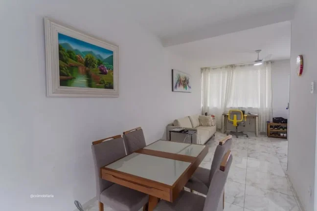 Imagem Com aproximadamente 180 m² de área construída, o imóvel conta com 4 quartos, sendo 1 suíte, ofe...
