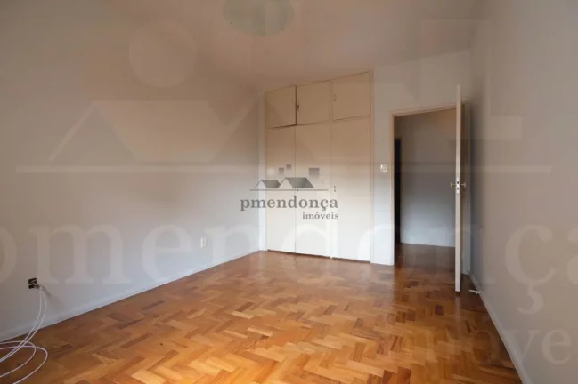 Imagem Apartamento com amplo living, 3 dormitorios sendo uma suite, apartamento com piso em tacos nos dormi...