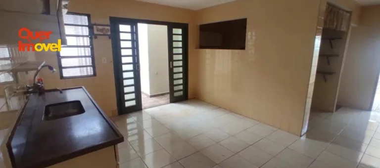Imagem Imóvel à venda no bairro Independência em Ribeirão Preto-SP: Casa com 3 quartos, 1 suíte, 2 salas, 2 banheiros, 2 vagas e 172m²! Confira na Quer Imóvel Negócios Imobiliários!
