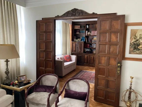 Imagem Apartamento 275 M², 1 por andar, 4Q, 2 Suítes, Ampla sala, 5 banheiro, 4 vagas fixas, depósito, armários, split, próximo metrô, academia, iluminado.