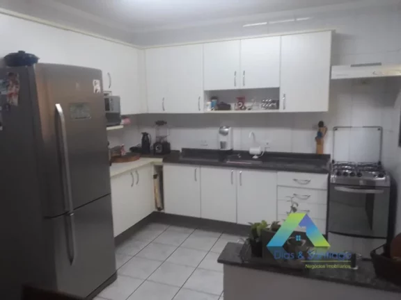 Imagem Lindo sobrado com 3 dormitórios sendo 1 suite, 2 vagas de garagem com ótima localização .