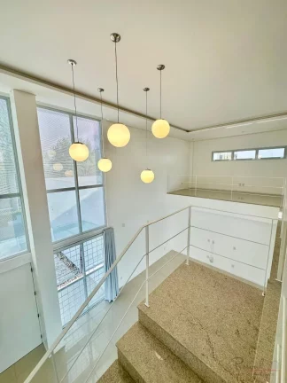 Imagem Apresentamos uma magnífica casa ampla e semi-nova localizada em Jurerê Internacional, um dos desti...