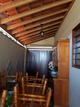 Imagem A casa tem uma garagem para dois carros, sendo um portão automático e o outro comum. Tem sala, coz...