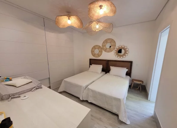 Imagem CASA DE CONDOMÍNIO FINAMENTE DECORADA À VENDA NA RIVIERA DE SÃO LOURENÇO.