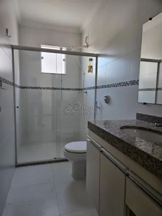 Imagem Casa para aluguel ou venda na Granja dos Cavaleiros, em condomínio, com 3 quartos sendo 1 suíte.