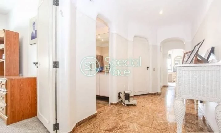 Imagem Belíssimo apartamento com 350m² de área privativa, 5 dormitórios ( 2 suítes ) e 4 vagas na gara...